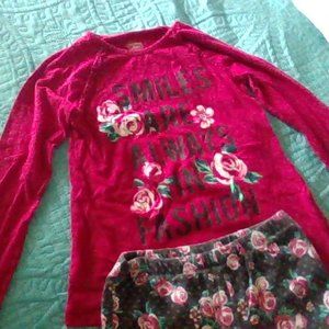 A long sleeve shirt with a leggings with roses